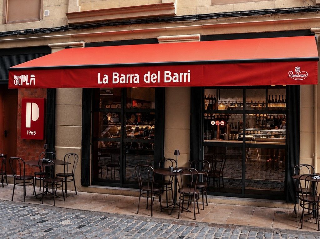 Fachada del bar Cal Pla, con la barra como protagonista al fondo