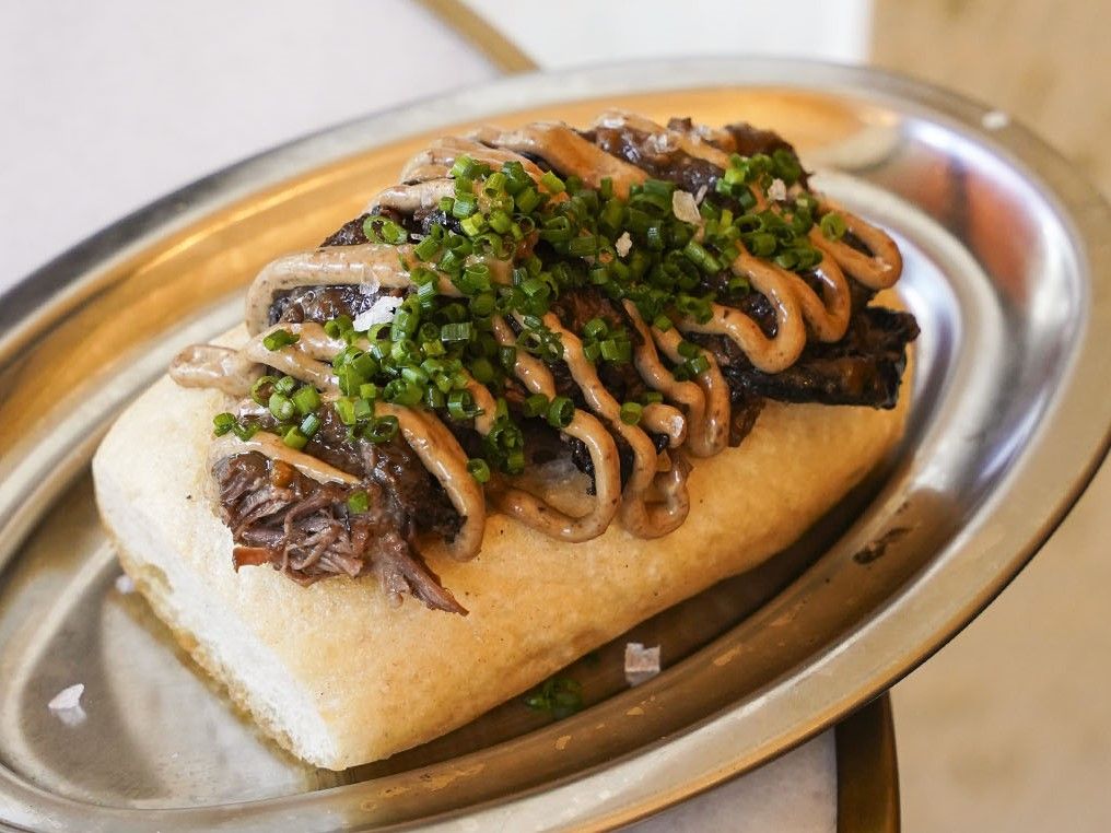 Tosta de fricandó de ternera con crema de setas.