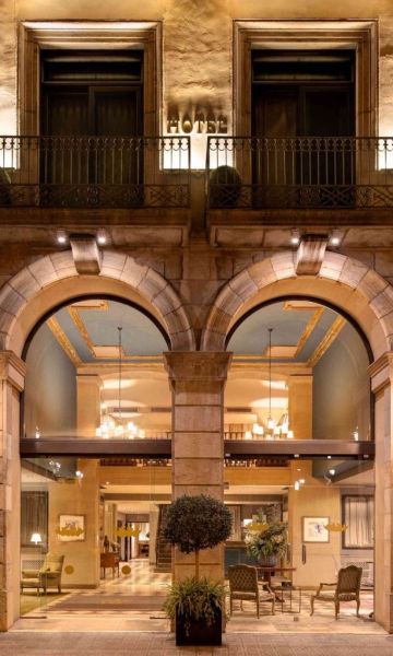 Fachada del histórico nº 12 del Passeig de Colom, que desde 2003 es el Hotel Duquesa de Cardona (Grup Duquessa) 