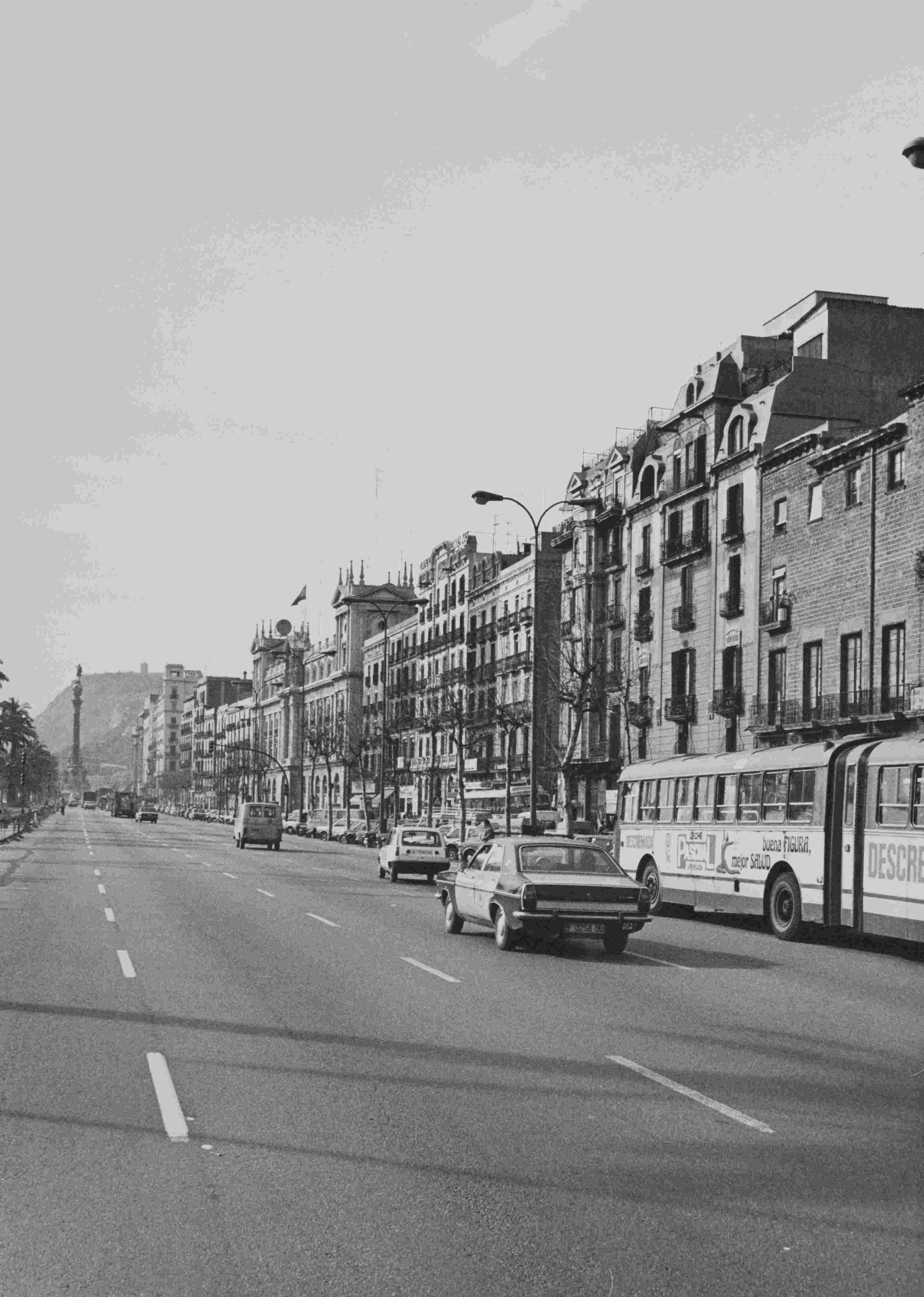 El Passeig de Colom en 1984, antes de la reforma actual y las Rondas de Barcelona, cuando soportaba el tráfico urbano y el que atravesaba la Ciudad, algo ahora impensable (Arxiu Fotogràfic de Barcelona) El Passeig de Colom en 1984, antes de la reforma actual y las Rondas de Barcelona, cuando soportaba el tráfico urbano y el que atravesaba la Ciudad, algo ahora impensable (Arxiu Fotogràfic de Barcelona)