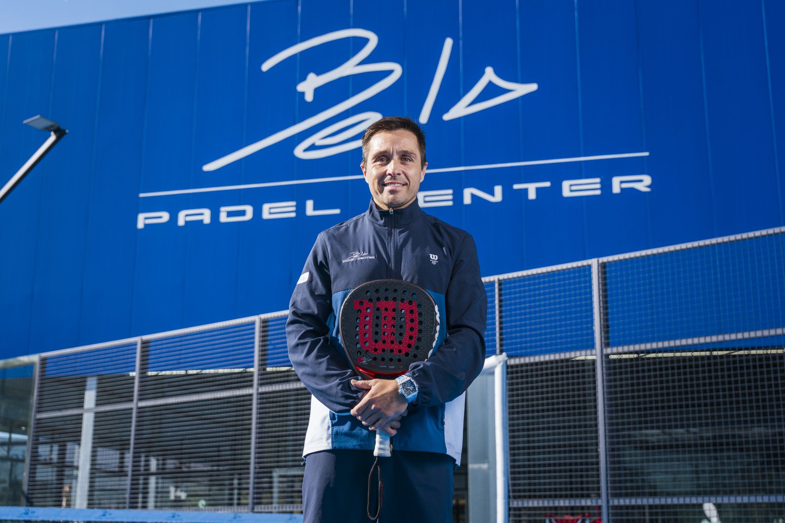 Fernando Belasteguín en el Bela Padel Center con su raqueta diseñada junto a Wilson. 