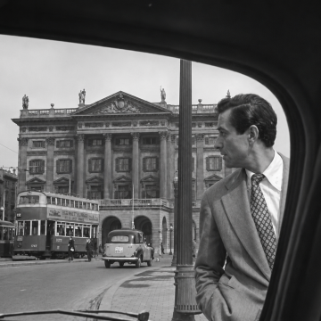 Ángel Jordán en plaza Espanya en la película 'El cerco'. 