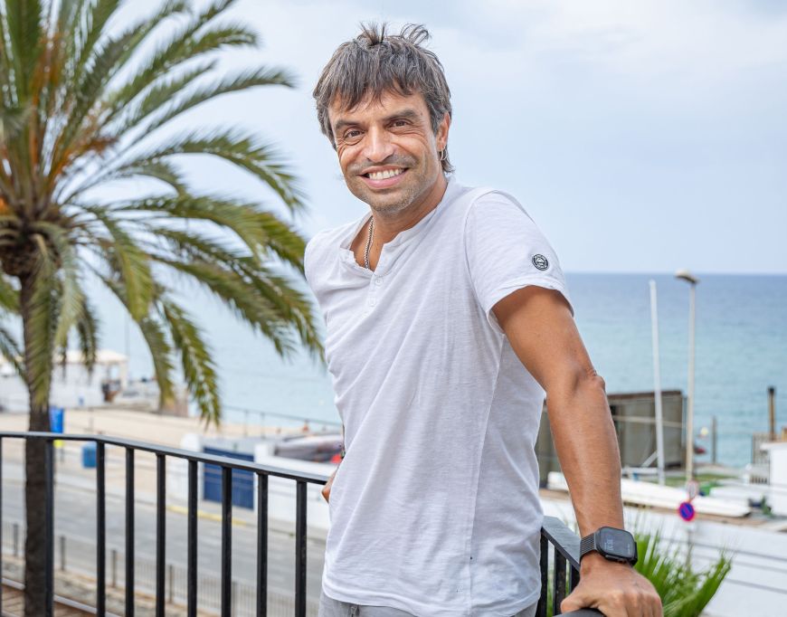 Manu Guix ens rep a casa seva. ©Àngel Bravo 