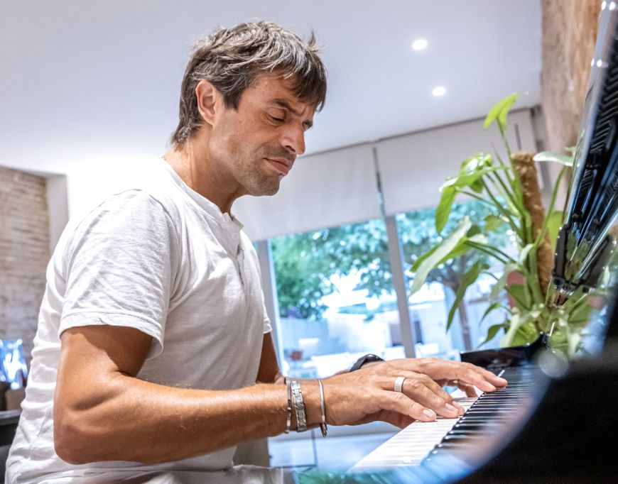 Manu Guix davant del seu piano. ©Àngel Bravo 