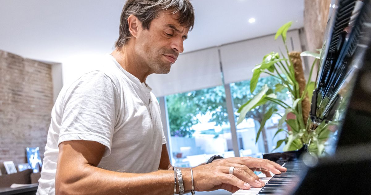 Manu Guix davant del seu piano. ©Àngel Bravo Manu Guix davant del seu piano. ©Àngel Bravo