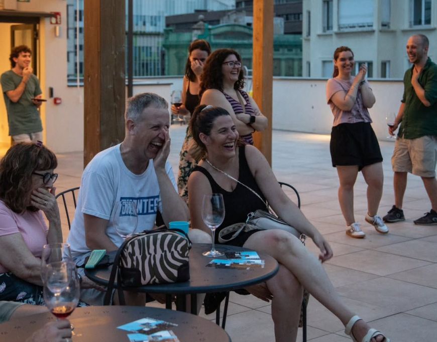 Públic rient amb l'espectacle 'S'obre el teló'