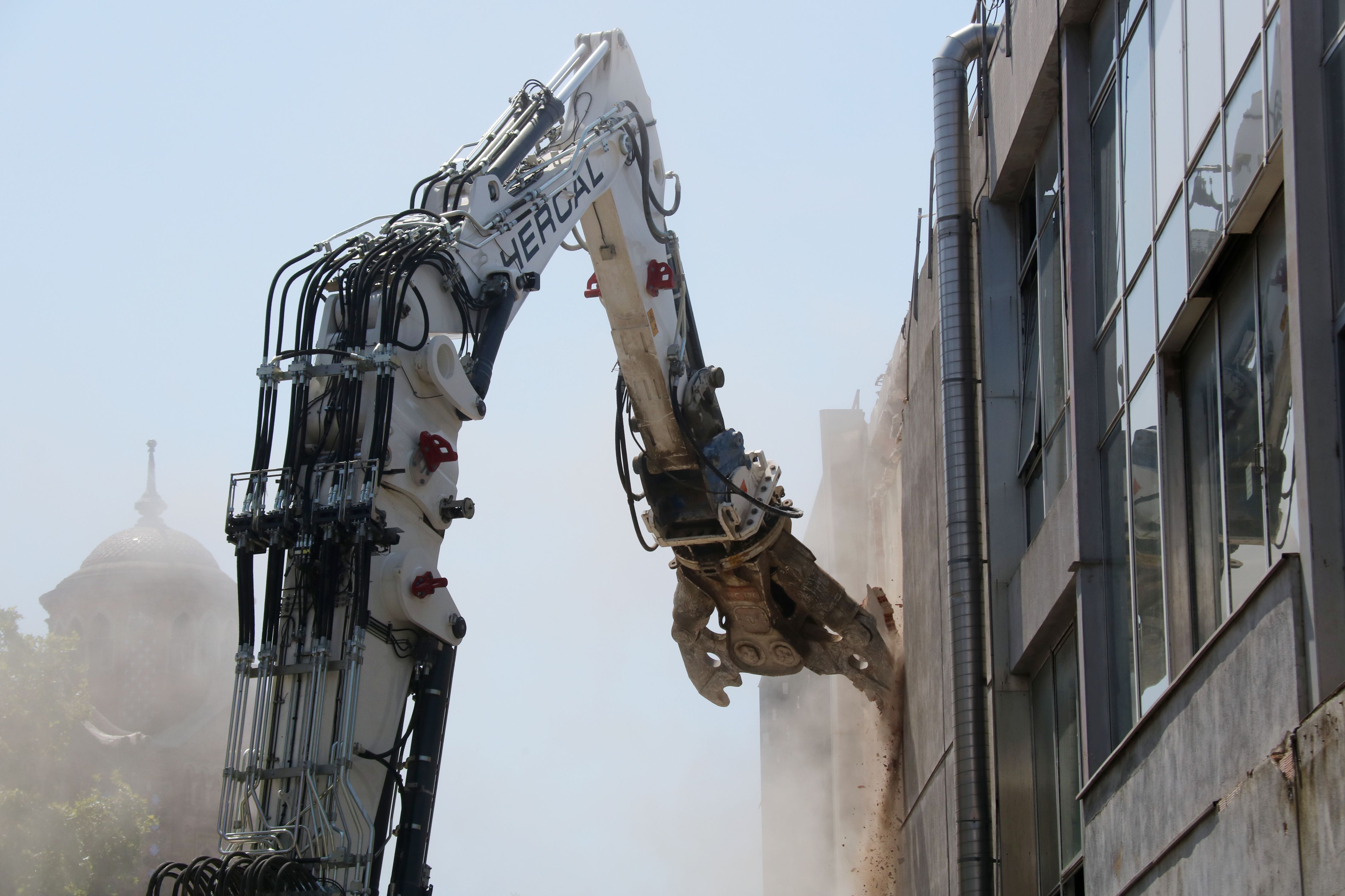 Grua treballant. © Andrea Salazar / ACN