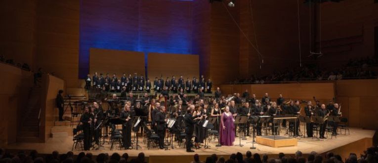 La BMB con la Escolania de Montserrat y Gemma Coma-Alabert durante el 140º aniversario. ©May Zircus 