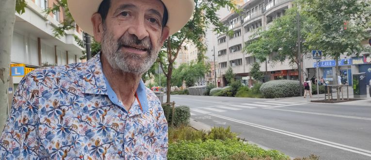 Ramon Piqué ha trabajado durante más de cuarenta años como sastre, atendiendo a figuras públicas de todas las nacionalidades. © Carme Escales Ramon Piqué ha trabajado durante más de cuarenta años como sastre, atendiendo a figuras públicas de todas las nacionalidades. © Carme Escales