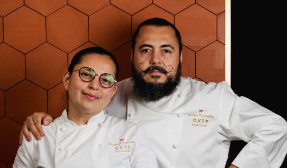 Los chefs Kike Casarrubias y Mon Estrada, de Oxte, desembarcan en Barcelona con Papalote este otoño. © Oxte