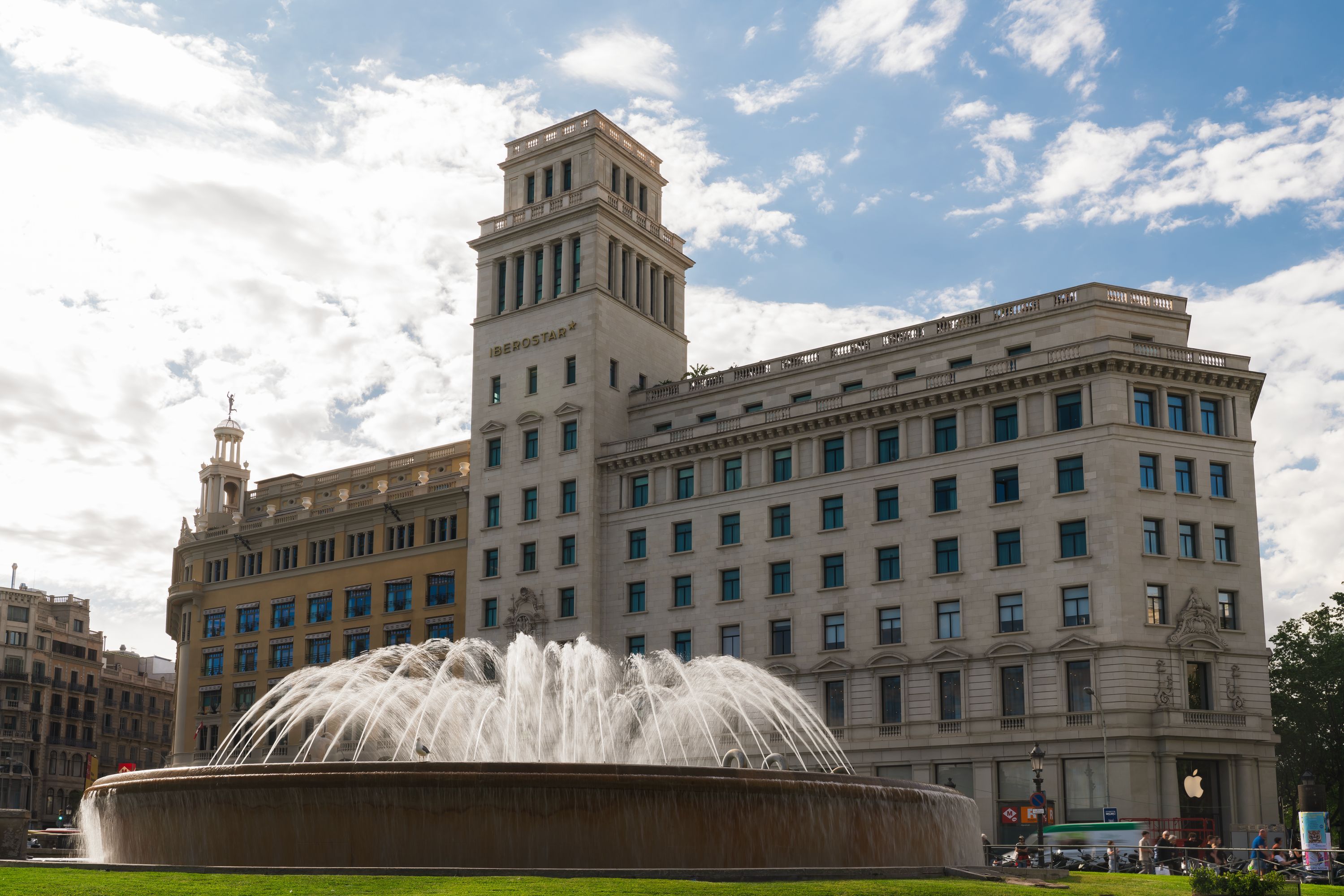 L'edifici de plaça Catalunya, antic Iberostar, on s'ubica Bless Barcelona. © Josbel A. Tinoco L'edifici de plaça Catalunya, antic Iberostar, on s'ubica Bless Barcelona. © Josbel A. Tinoco