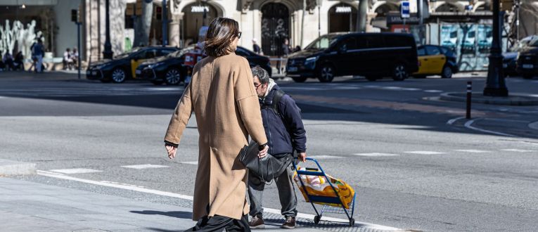 Mujer caminando por el centro de Barcelona © Àngel Bravo