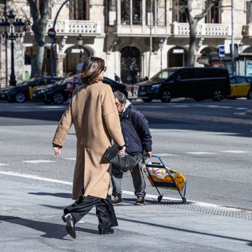 Mujer caminando por el centro de Barcelona © Àngel Bravo Mujer caminando por el centro de Barcelona © Àngel Bravo