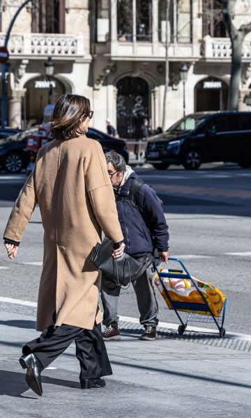 Mujer caminando por el centro de Barcelona © Àngel Bravo