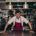 Víctor Ródenas, cuiner i cofundador de Maleducat i Casa Fiero, defensa un format de restaurant més proper, assequible i allunyat dels protocols de la restauració clàssica.