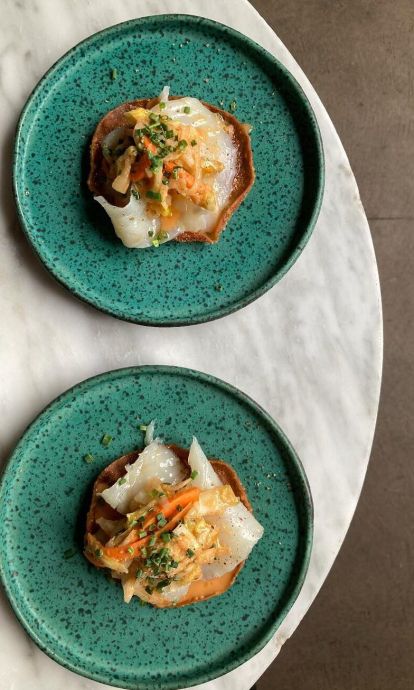 Wonton frito, bacalao ahumado y kimchi en La Prudencia del Raval Wonton frito, bacalao ahumado y kimchi en La Prudencia del Raval