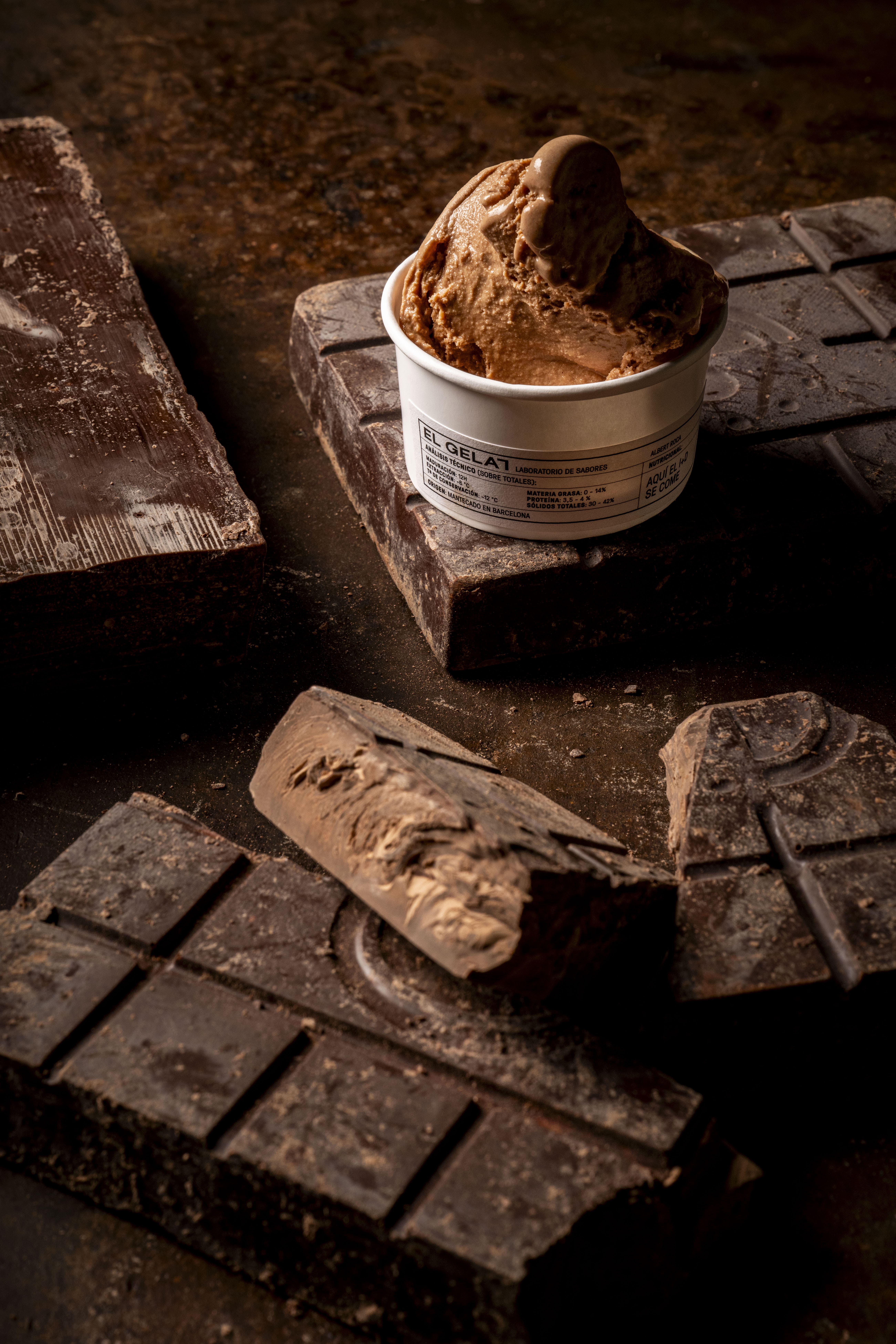 La vitrina d'El Gelat presenta divuit sabors alhora, que canvien segons la temporada i la disponibilitat dels ingredients. La vitrina d'El Gelat presenta divuit sabors alhora, que canvien segons la temporada i la disponibilitat dels ingredients.
