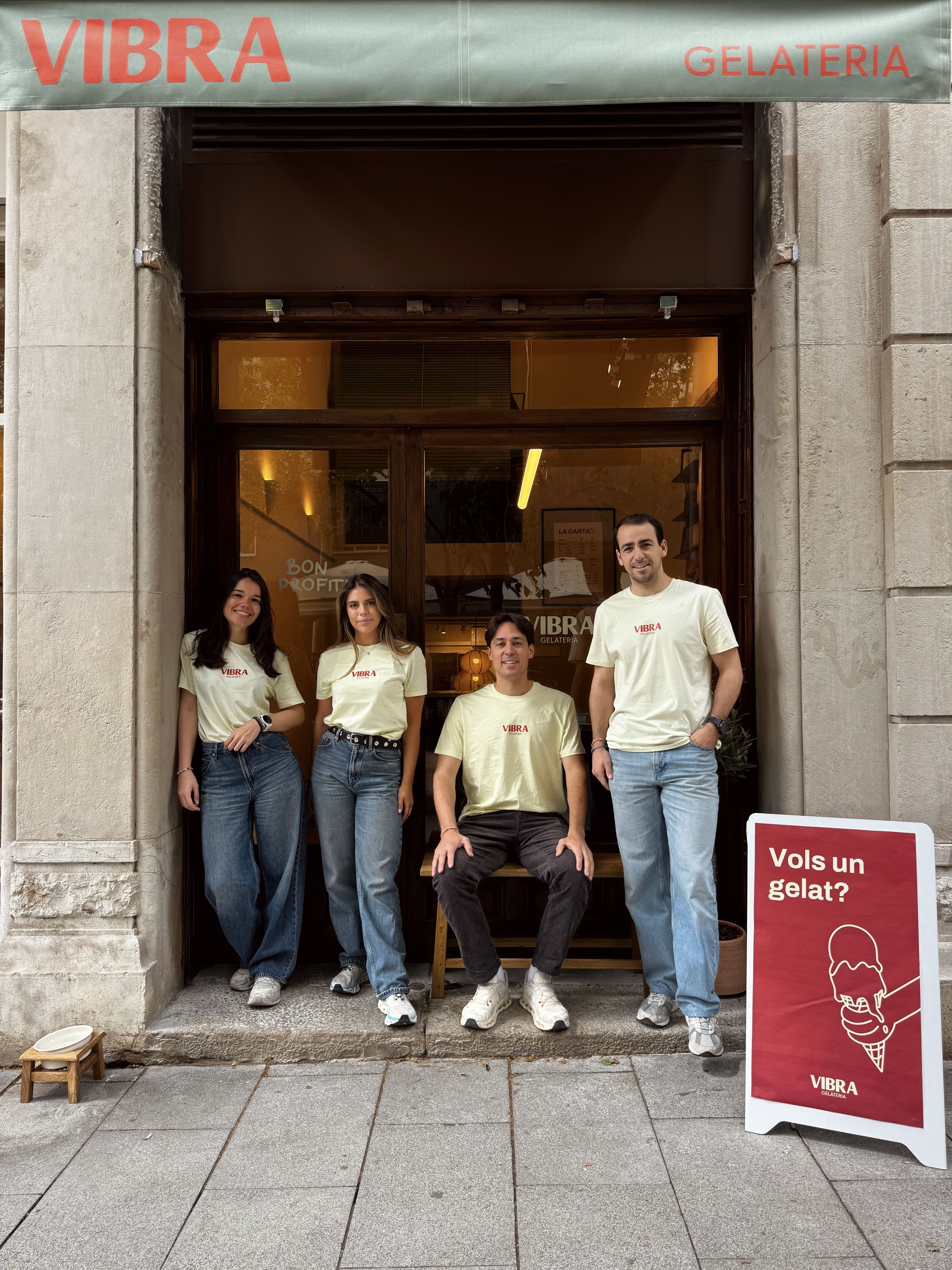 Vibra va néixer de la iniciativa de quatre amics que van decidir deixar enrere la rutina d’oficina per crear una gelateria de barri (1) Vibra va néixer de la iniciativa de quatre amics que van decidir deixar enrere la rutina d’oficina per crear una gelateria de barri (1)