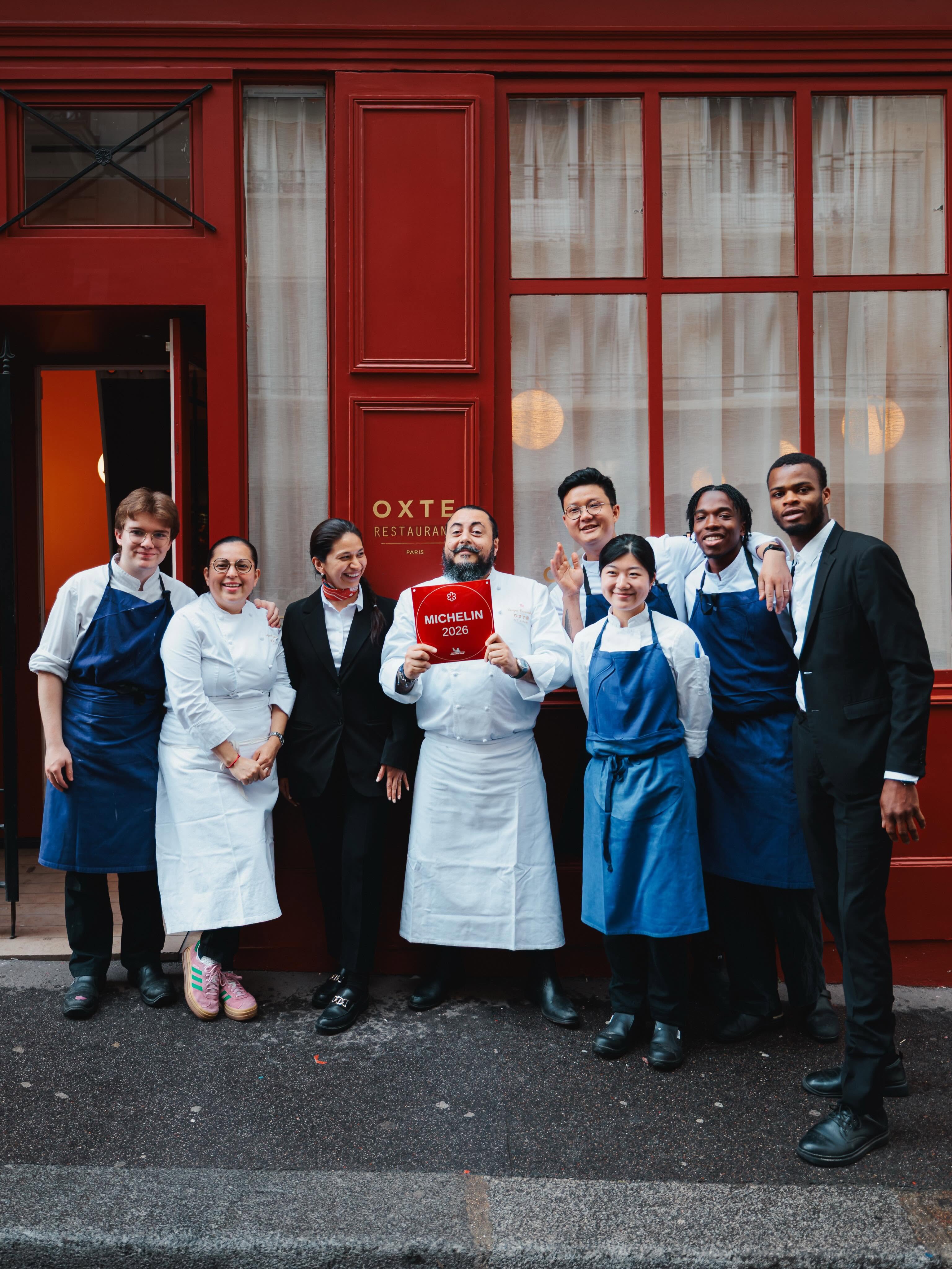 El equipo de Oxte con la distinción de la Estrella Michelin. © Oxte