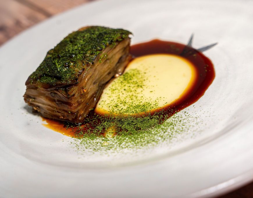 Un dels plats de La Sosenga, un projecte que mira al receptari tradicional català per construir una cuina plenament contemporània. Un dels plats de La Sosenga, un projecte que mira al receptari tradicional català per construir una cuina plenament contemporània.