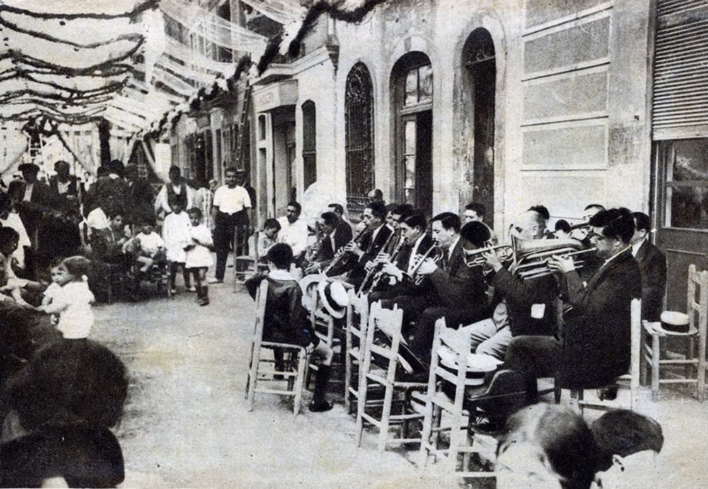 Orquesta en una calle engalanada de las Fiestas de Gràcia de 1930. (Ayuntamiento de Barcelona) Orquesta en una calle engalanada de las Fiestas de Gràcia de 1930. (Ayuntamiento de Barcelona)