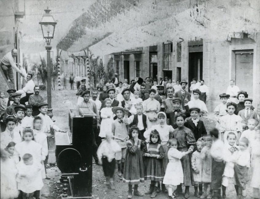 La calle Gran de Gràcia en 1908 durante las fiestas. (Ayuntamiento de Barcelona) La calle Gran de Gràcia en 1908 durante las fiestas. (Ayuntamiento de Barcelona)