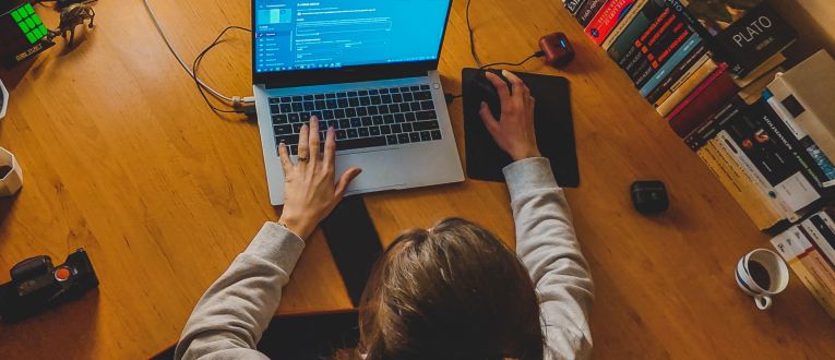 Persona estudiando con el ordenador (Pexels, Czapp Arpad)