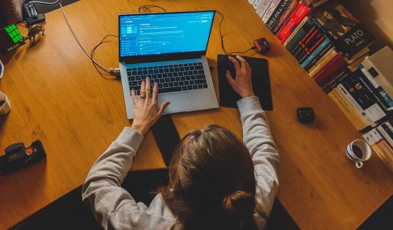 Persona estudiando con el ordenador (Pexels, Czapp Arpad)