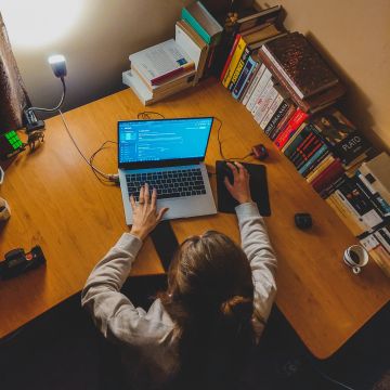 Persona estudiando con el ordenador (Pexels, Czapp Arpad)