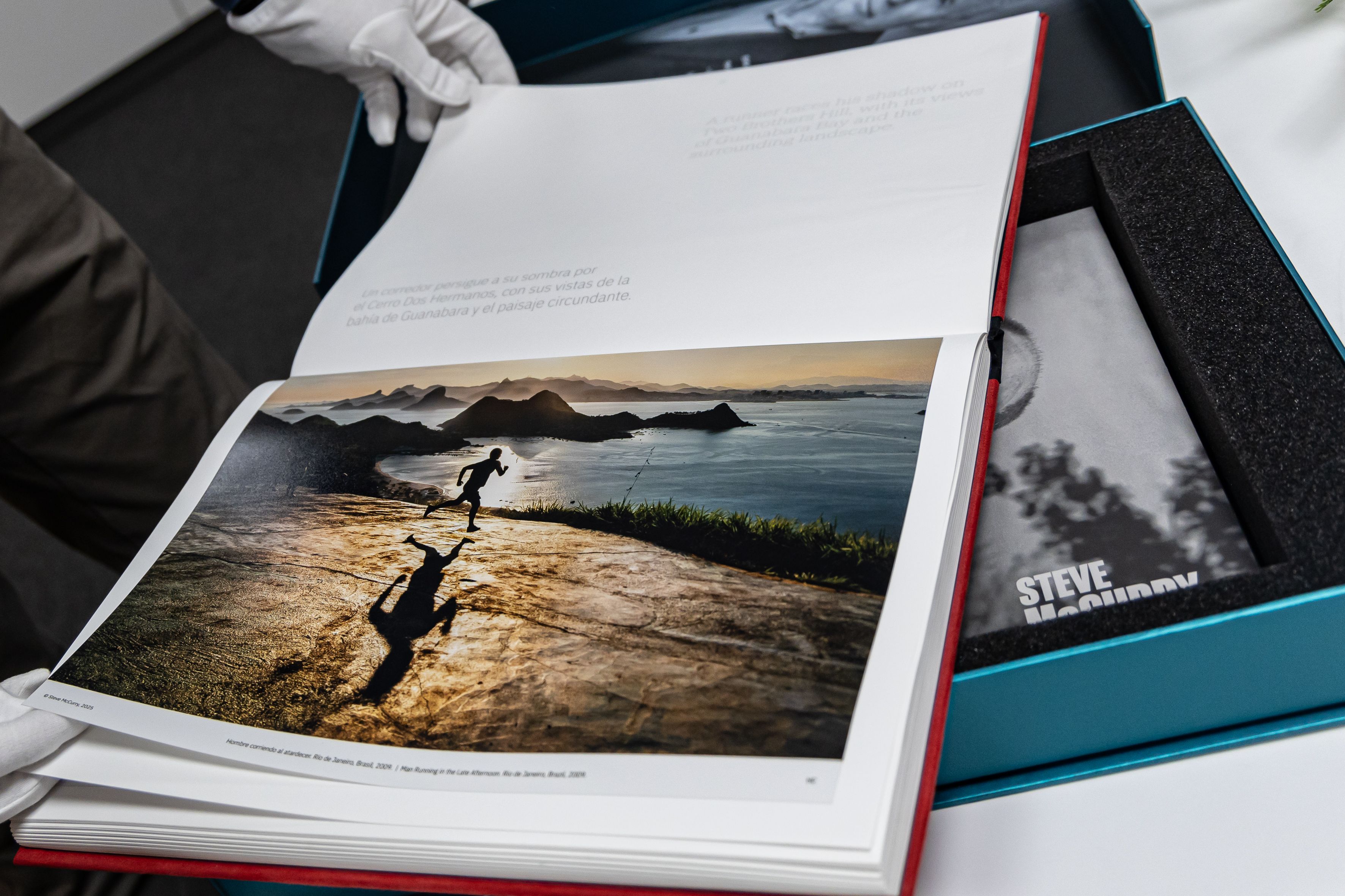 El llibre d'Artika sobre Steve McCurry, amb 40 fotografies. © Àngel Bravo El llibre d'Artika sobre Steve McCurry, amb 40 fotografies. © Àngel Bravo