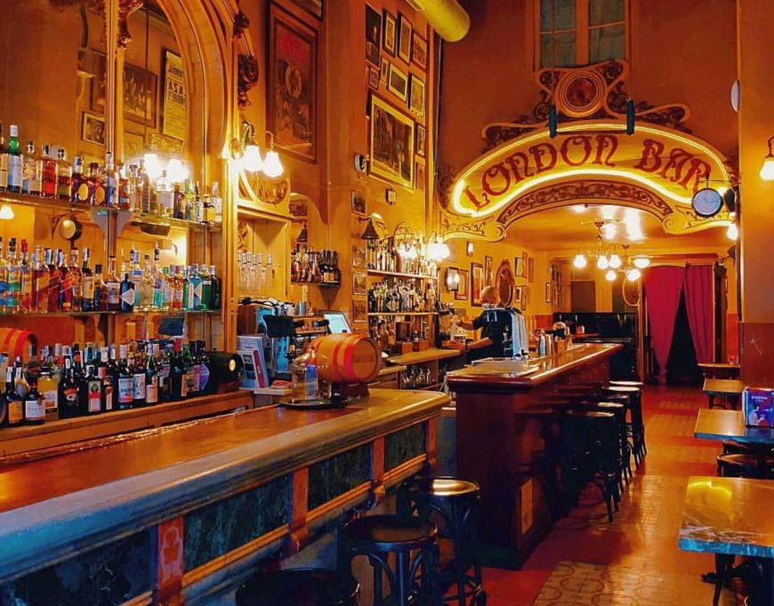 La barra del bar de London Bar La barra del bar de London Bar