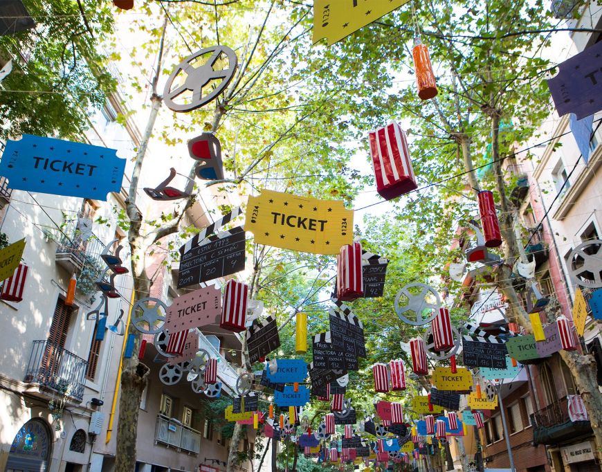 Calles engalanadas en la Fiesta Mayor de Sants 