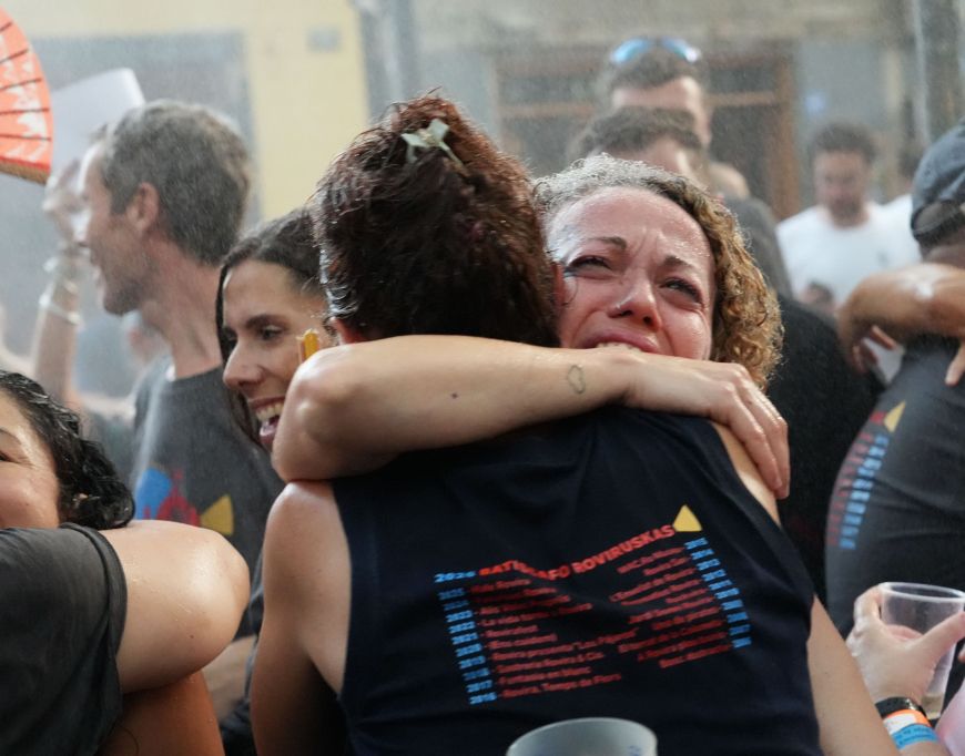 La emoción de los vecinos y vecinas de la Plaza Rovira de Gràcia La emoción de los vecinos y vecinas de la Plaza Rovira de Gràcia