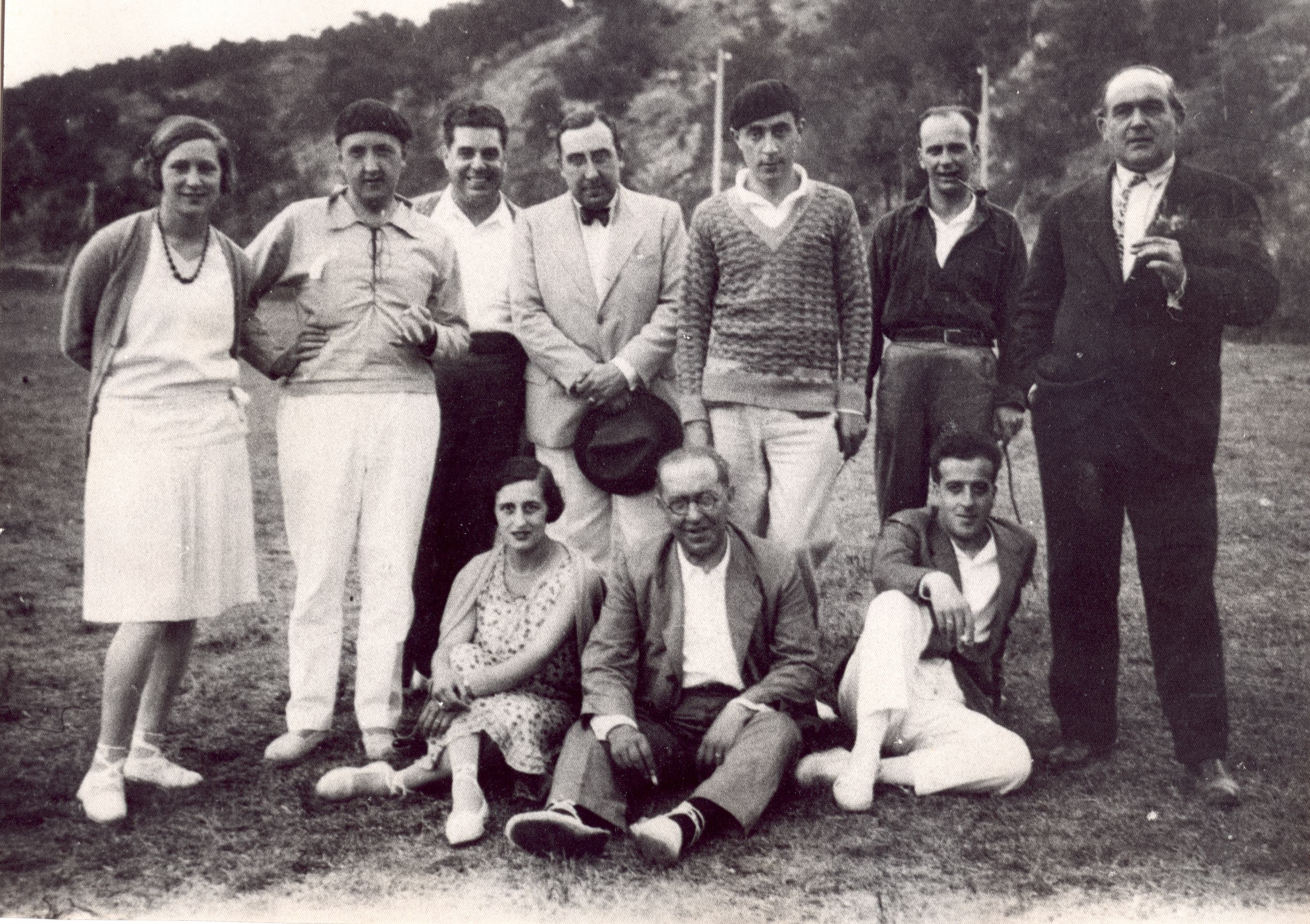 Planes (tercero por la derecha, con gorra) con amigos en la Costa Brava, incluido Sagarra (Arxiu Família Ventalló)