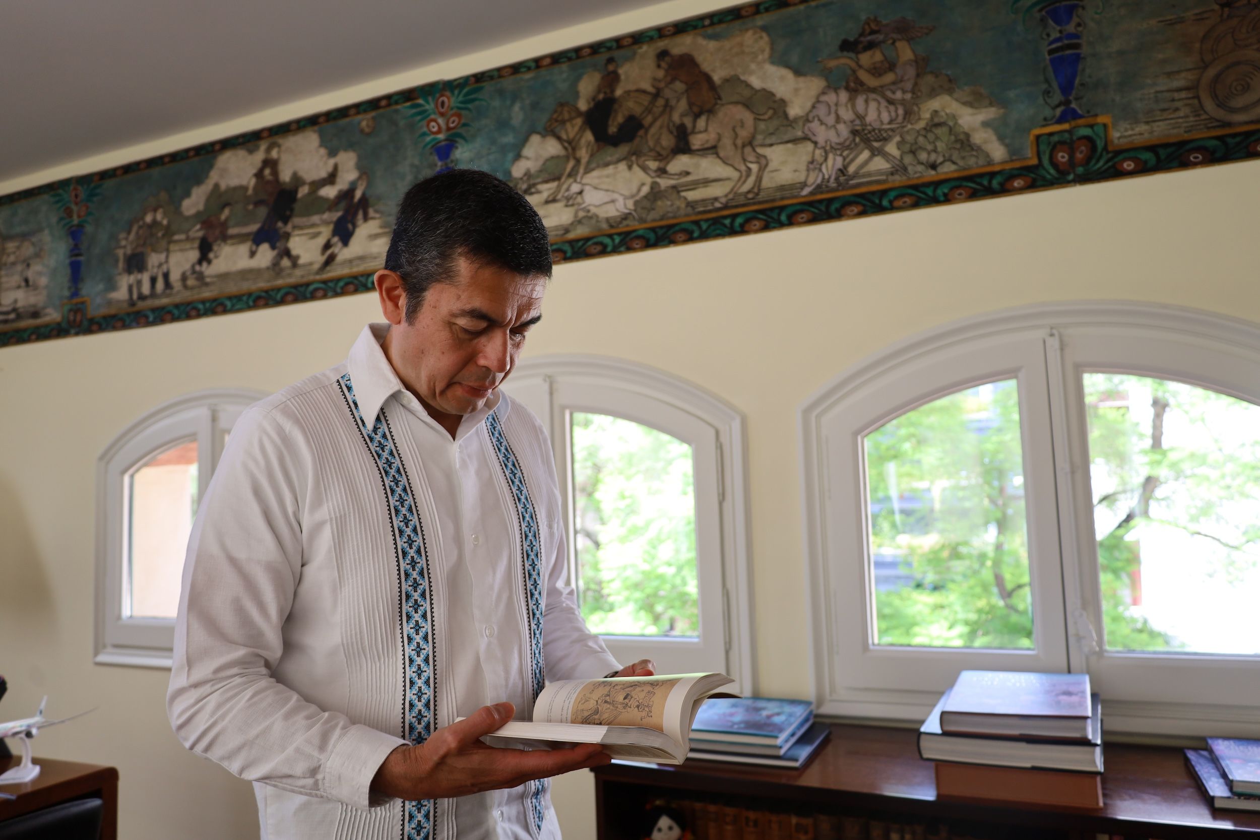 Alfonso Navarro Bernachi, consul encargado de México en Barcelona, en la Casa Muley Afid. © Anna Badia Alfonso Navarro Bernachi, consul encargado de México en Barcelona, en la Casa Muley Afid. © Anna Badia