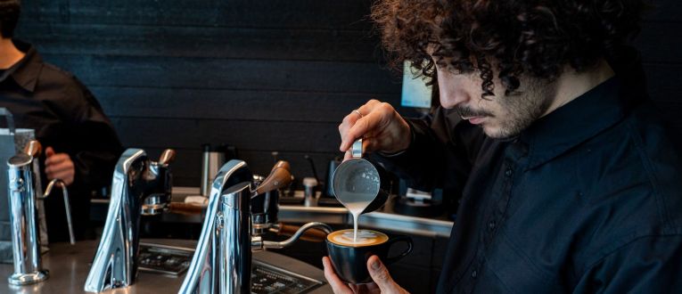Un barista a una cafeteria de Hidden Coffee