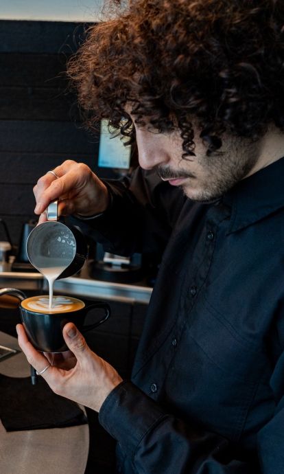 Un barista a una cafeteria de Hidden Coffee
