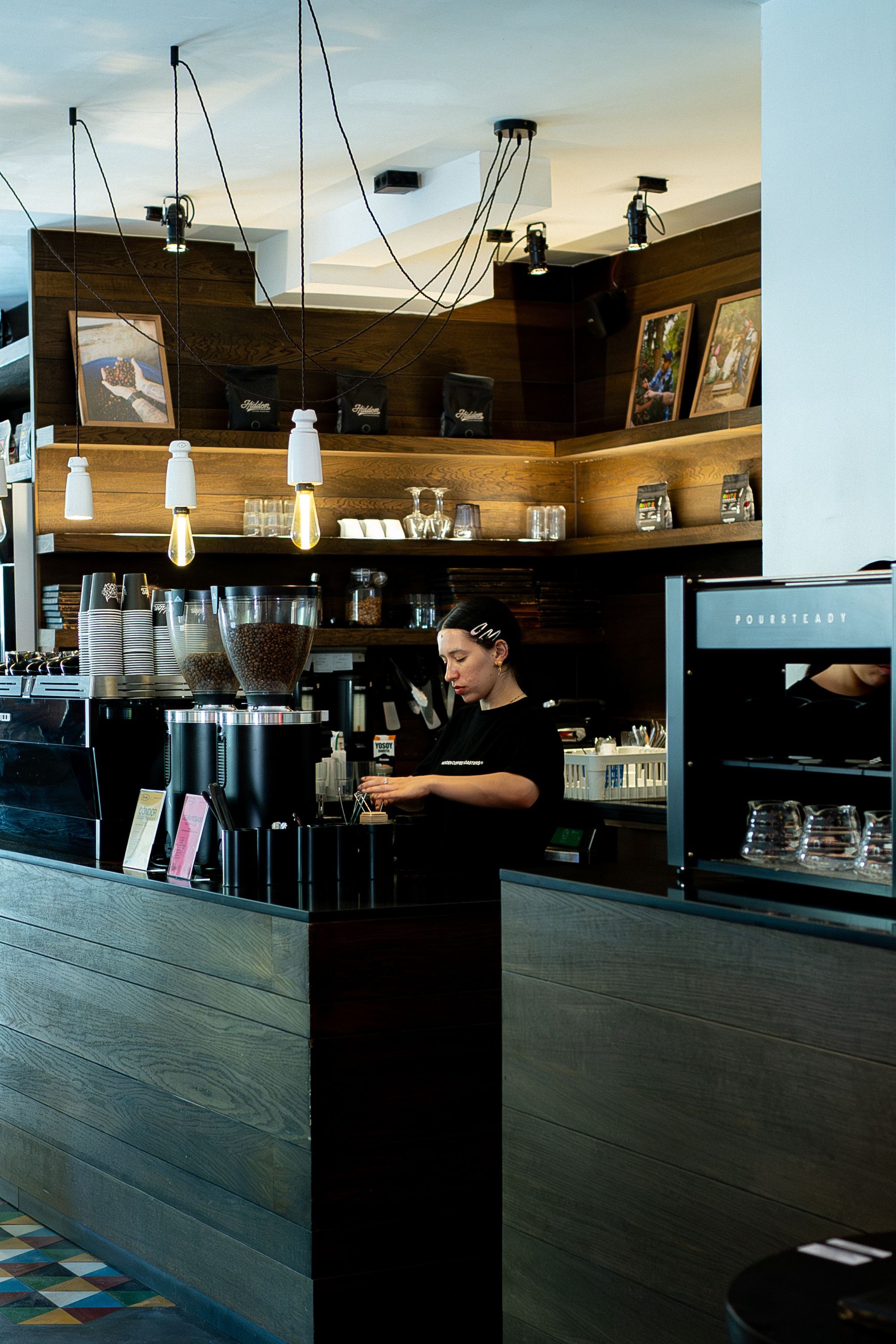 Barista de Hidden Coffee. Barista de Hidden Coffee.