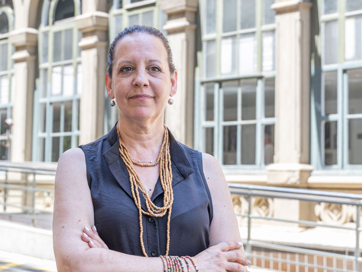 Núria Vilamajó a l'entrada de l'Hospital Clínic. © Àngel Bravo