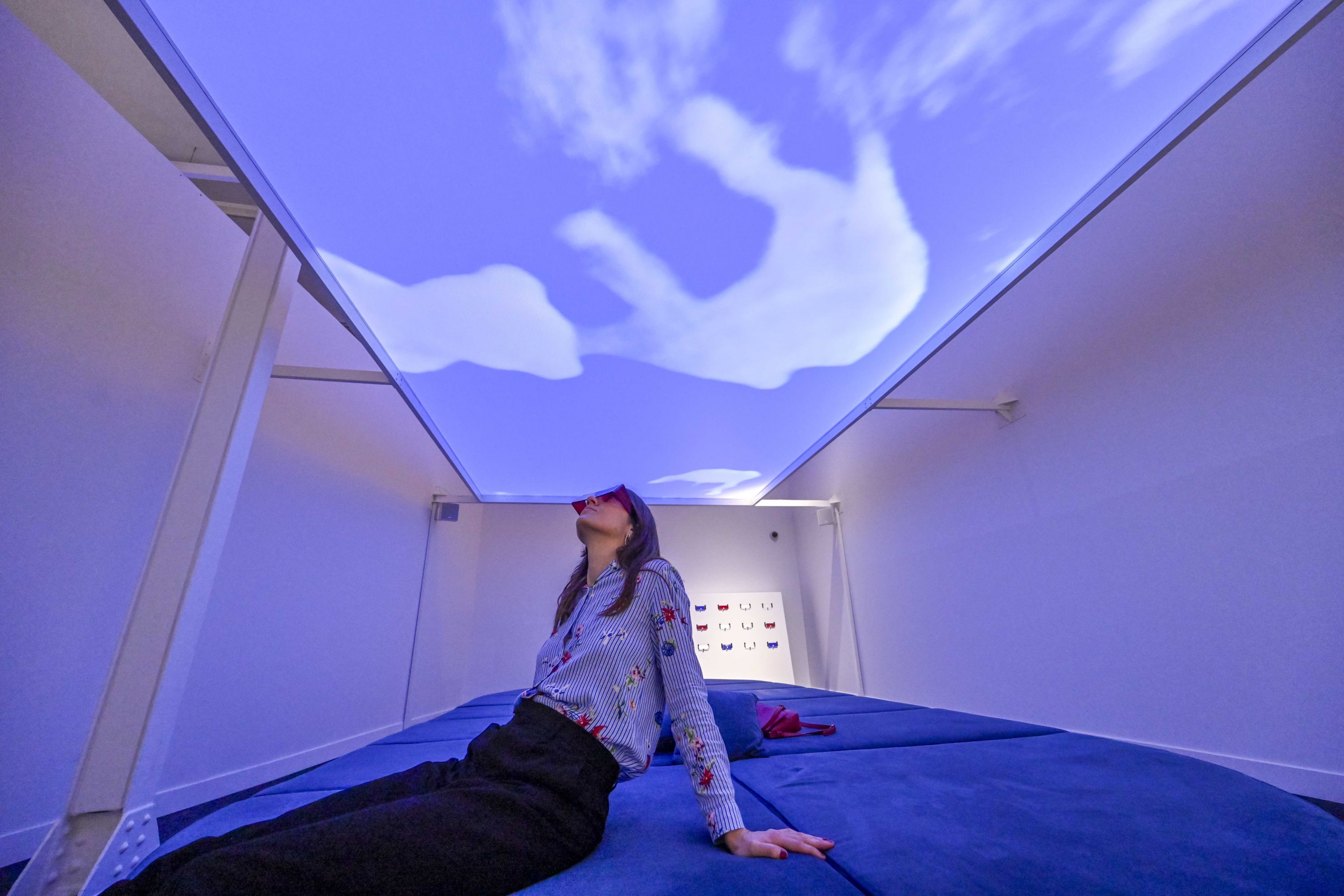 La muestra finaliza recuperando un juego infantil: mirar a las nubes e intentar reconocer figuras y objetos. © Fundació "La Caixa" La muestra finaliza recuperando un juego infantil: mirar a las nubes e intentar reconocer figuras y objetos. © Fundació "La Caixa"