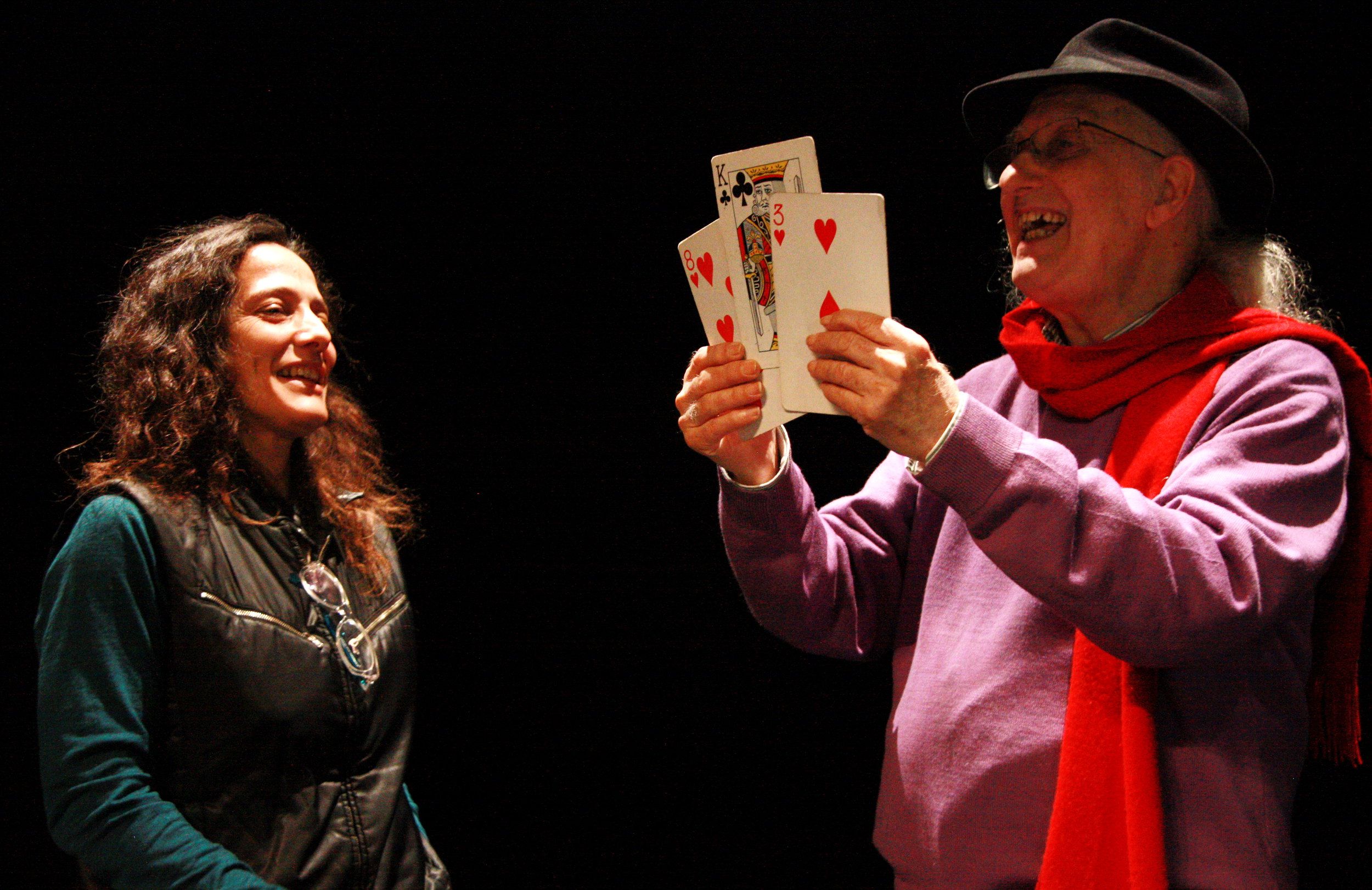 El mago Juan Tamariz haciendo un truco de magia. © Pau Cortina / ACN 