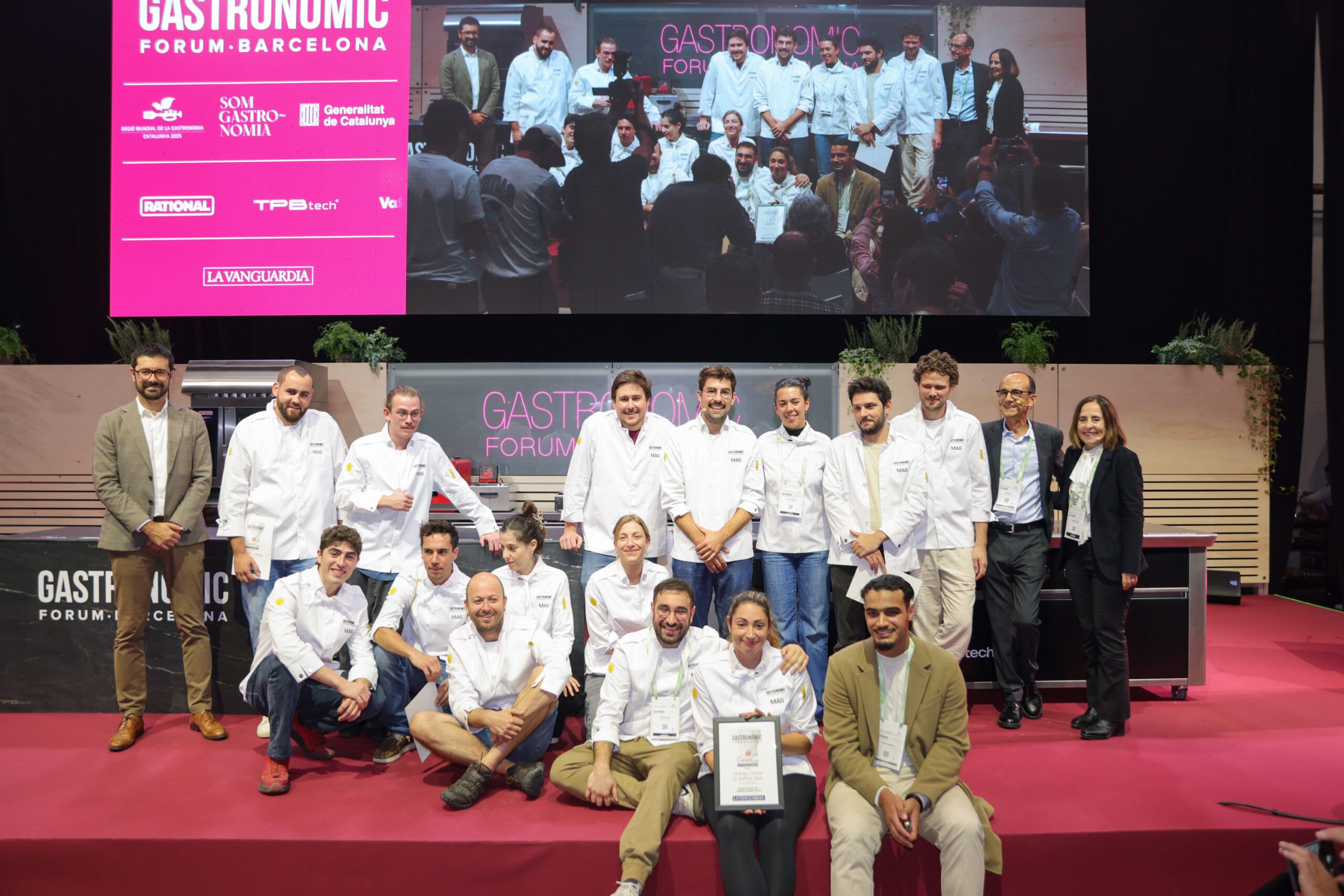 Foto de família dels finalistes del Premi Cuiner 2025 del Gastronomic Forum Barcelona, acompanyats de diversos professionals del sector entrevistats per a aquest article, entre ells Pep Palau, director de continguts del certamen.