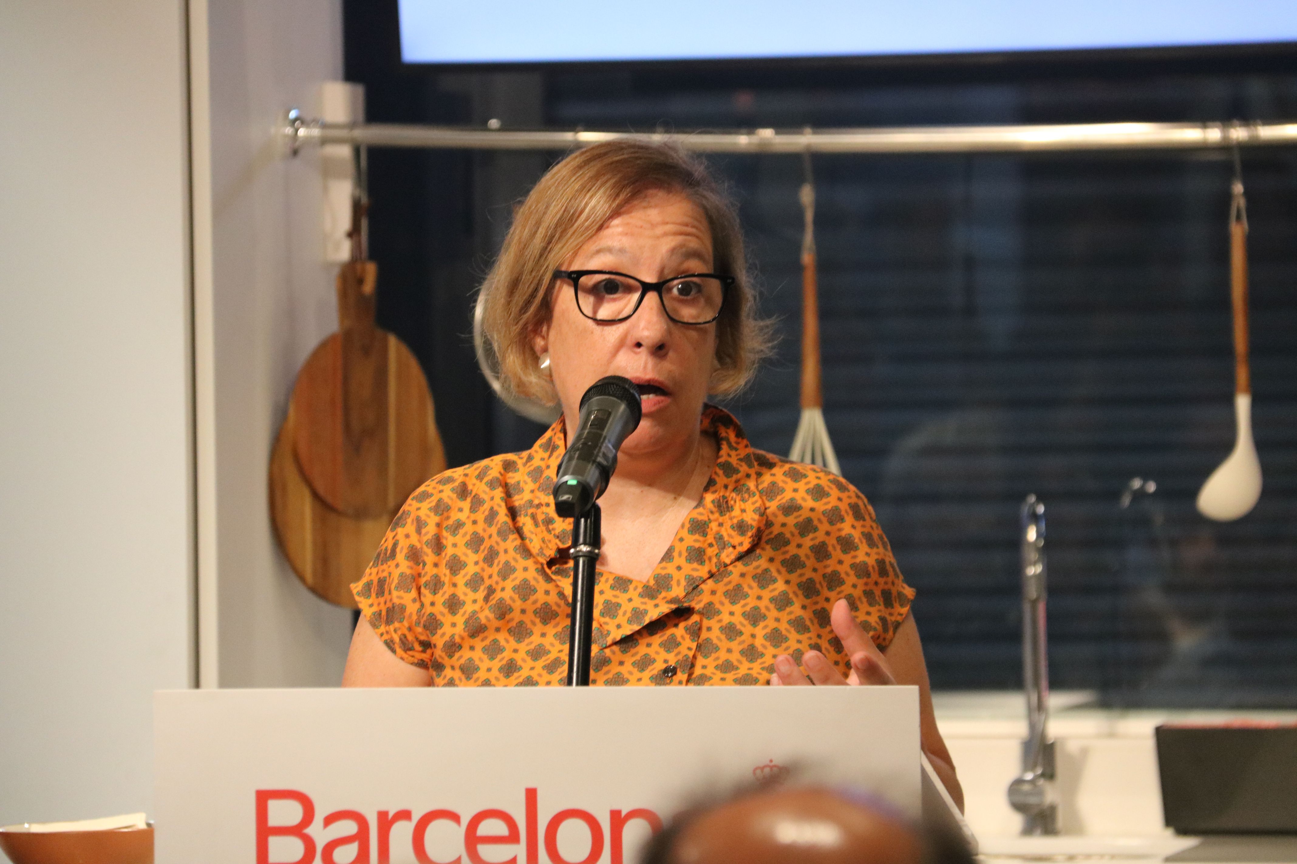 Raquel Gil, tinenta d'alcaldia de Drets Socials, Promoció Econòmica, Treball, Feminismes i Memòria Democràtica, a la Boqueria.© Miquel Codolar / ACN