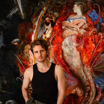 Guillermo Lorca alongside one of his paintings at the exhibition La casa de la sorra at MEAM. © Antoni Bofill