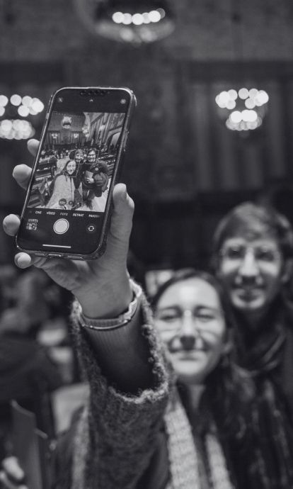 Young people taking photos of themselves with their mobile phone. © Lucas Amillano