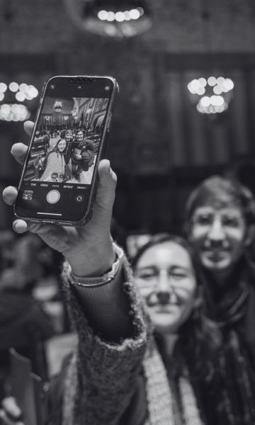 Jóvenes fotografiándose con el móvil. © Lucas Amillano