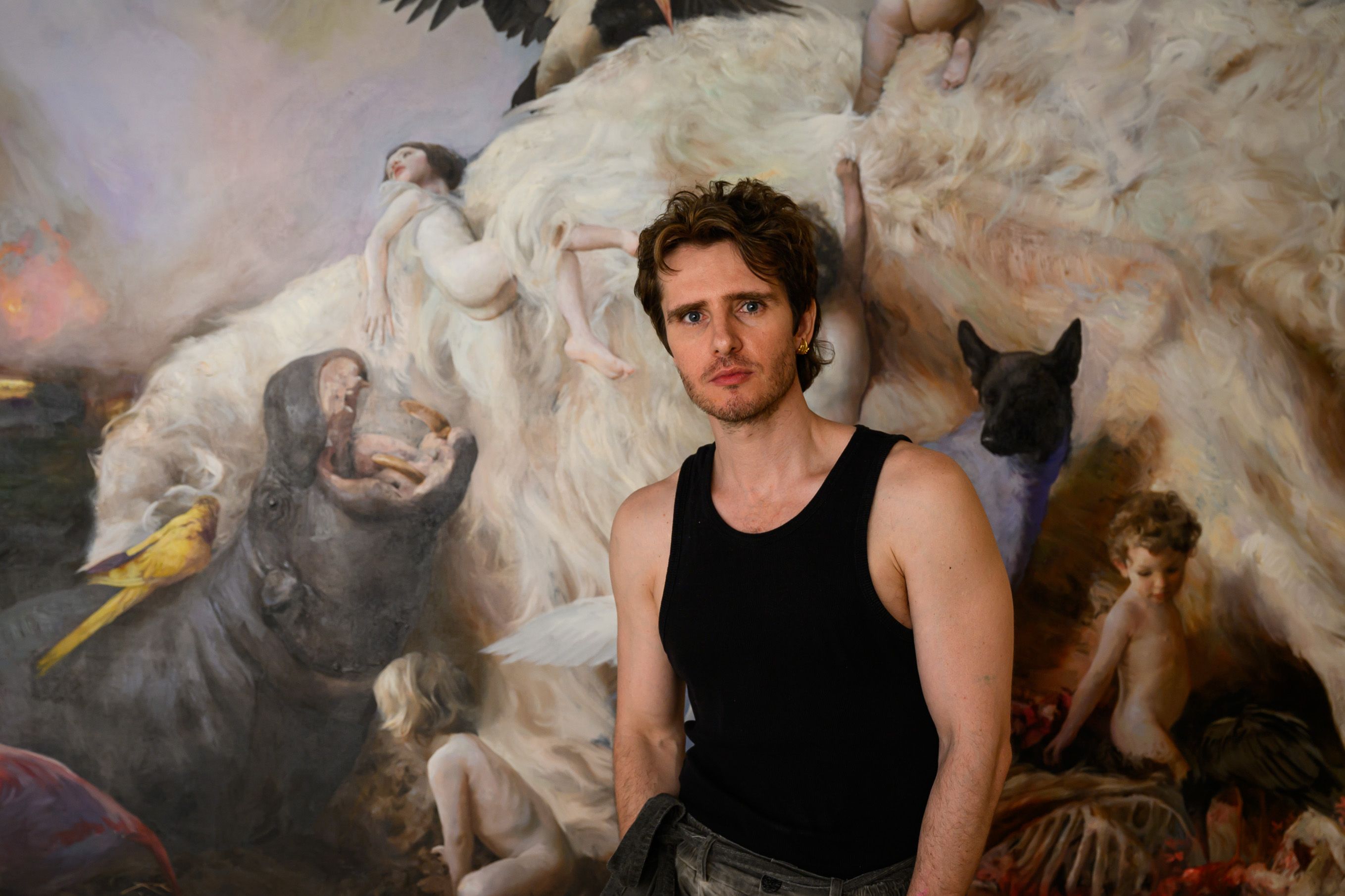 Guillermo Lorca junto a una de sus pinturas expuestas en La casa de la arena ©Antoni Bofill / MEAM