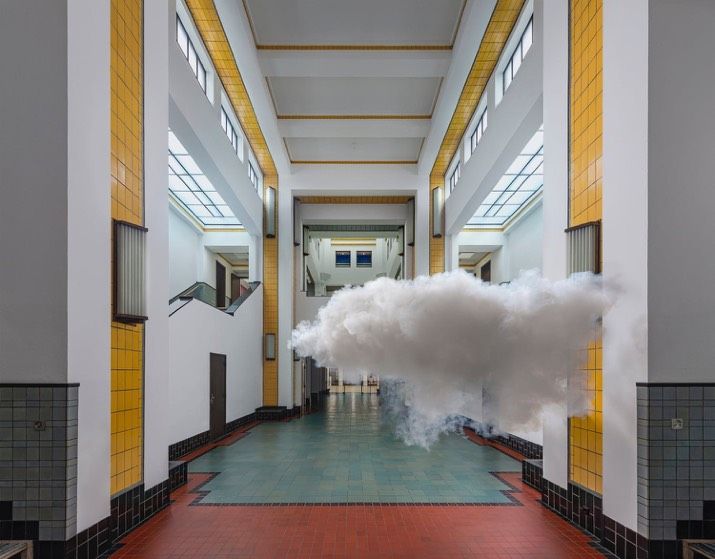 Berndnaut Smilde, “Nimbus Kunstmuseum Hal”, 2021. ©Berndnaut Smilde. Fotografía de Cassander Eeftinck Schattenkerk. Berndnaut Smilde, “Nimbus Kunstmuseum Hal”, 2021. ©Berndnaut Smilde. Fotografía de Cassander Eeftinck Schattenkerk.