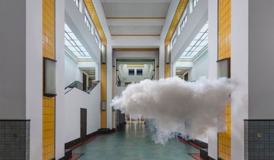 Berndnaut Smilde, “Nimbus Kunstmuseum Hal”, 2021. ©Berndnaut Smilde. Fotografía de Cassander Eeftinck Schattenkerk.