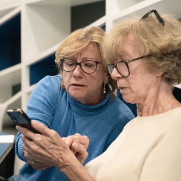 Dos personas mayores participantes en un taller de competencias digitales. © Fundación "la Caixa" Dos personas mayores participantes en un taller de competencias digitales. © Fundación "la Caixa"